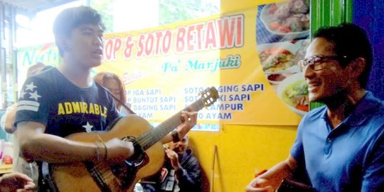 Serunya duet Sandiaga & pengamen jalanan nyanyi lagu Ahmad Dhani