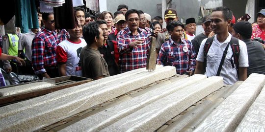 Blusukan Djarot ke sentra perajin tempe di Kalideres