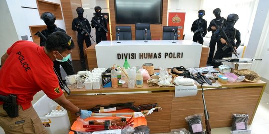 dibuat rpw berencana diledakkan di gedung dpr dan stasiun tv