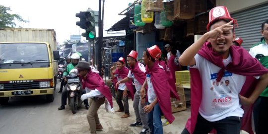 Aksi Tata Khan berani joget di pinggir jalan kampanyekan Anies-Sandi