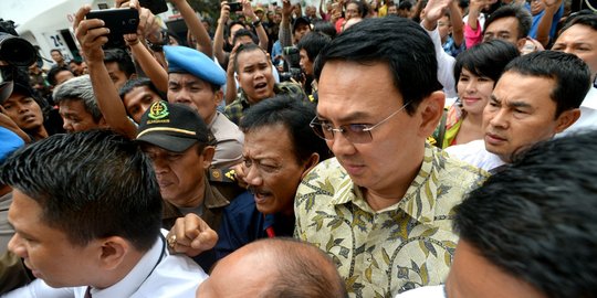 Ekspresi Ahok saat tiba di Kejaksaan Agung