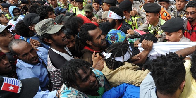 Demo pakai atribut OPM, mahasiswa Papua disemprot water cannon