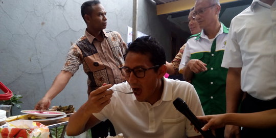 Cicipi semur jengkol buatan warga, Sandiaga teringat istri tercinta