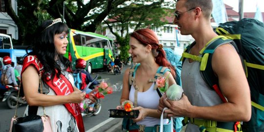 Transgender di Malang bagikan kondom ke warga hingga Wali Kota