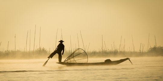 Pakai kaki, uniknya teknik mendayung perahu Suku Intha Myanmar