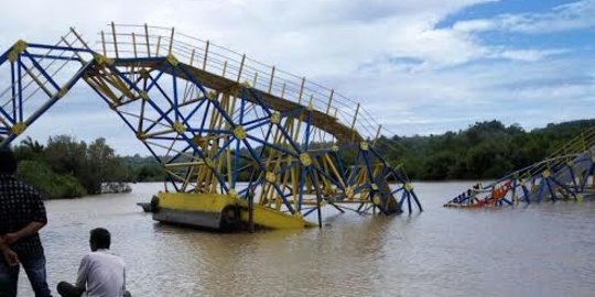 Jembatan apung pertama di Indonesia ambruk, pelajar jadi korban