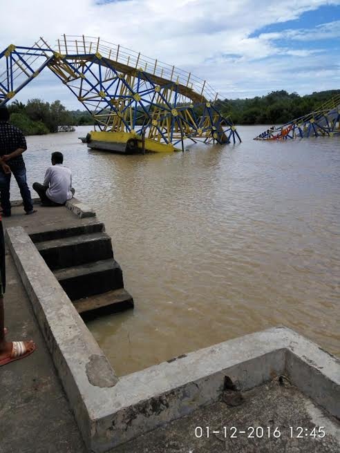 jembatan apung pertama di indonesia ambruk
