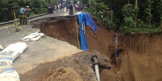 Diguyur hujan, ruas jalan di Desa Petang, Kabupaten Badung amblas