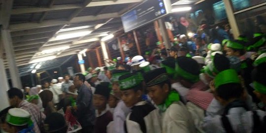 Ikut demo 2 Desember, ratusan santri padati stasiun Citayam