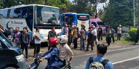 Rombongan bus demonstran diadang polisi di Pantura dan jalur selatan