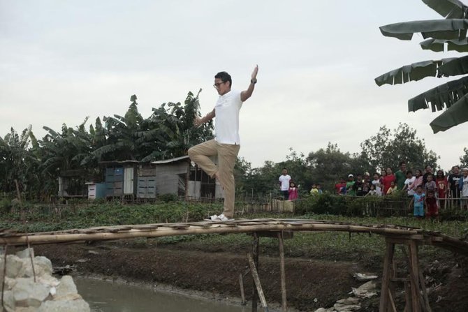 sandiaga uno di jembatan