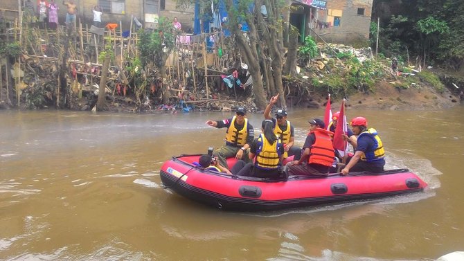 agus yudhoyono susuri kali ciliwung