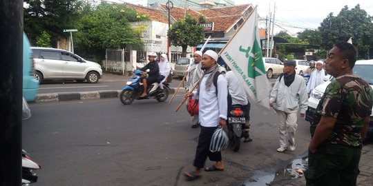 Demo 2 Desember, sebagian massa FPI mulai jalan kaki menuju Monas