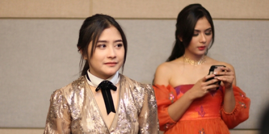 Bulu Mata Prilly Latuconsina Dipegang-Pegang Oleh Orang Korea