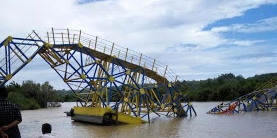 Robohnya jembatan apung pertama Indonesia sampai lukai siswa