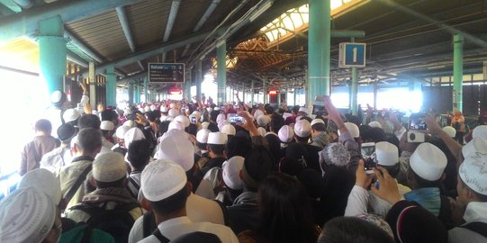 Padati Stasiun Juanda, massa aksi 2-12 kumandangkan takbir & salawat