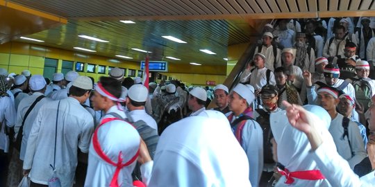 Ikut aksi damai 2 Desember, massa asal Bogor desak-desakan di KRL