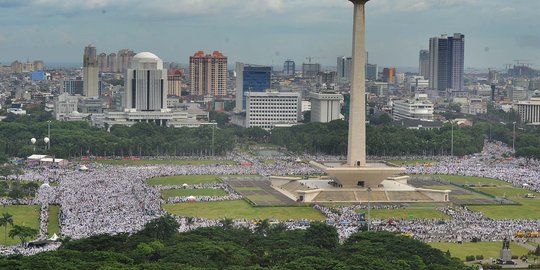 Pandangan udara ratusan ribu pendemo Ahok putihkan Monas