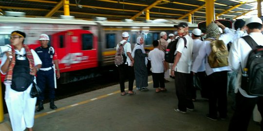 Lantunan salawat dan takbir berkumandang di KRL Bogor-Jakarta