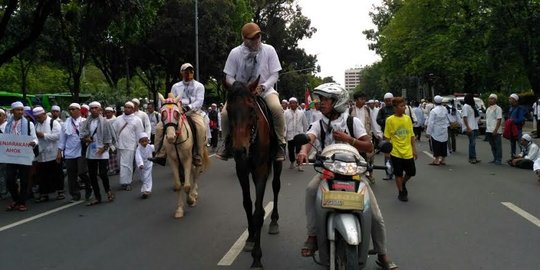 Ikut aksi 2 Desember, si kembar ini naik kuda dari Depok