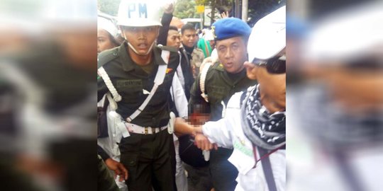 FPI & polisi militer TNI AD tangkap pria acungkan golok di Monas