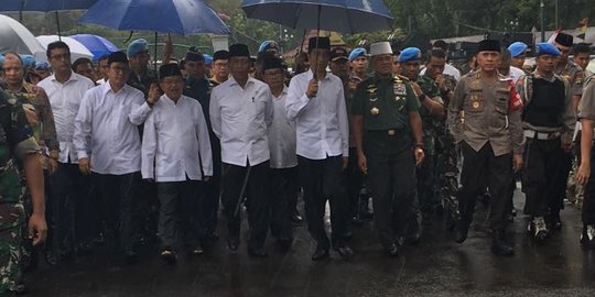 Di tengah guyuran hujan, Jokowi akan salat Jumat bareng pendemo