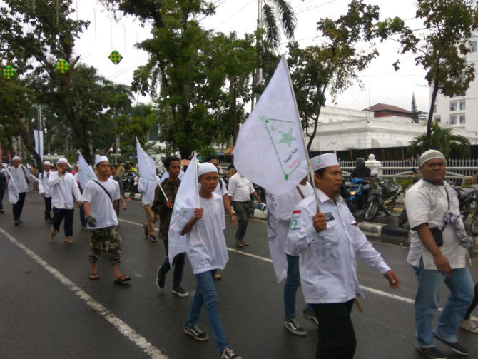 massa aksi berdatangan ke masjid agung medan