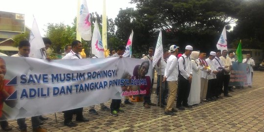 Demo depan gedung  DPRA, buruh di Aceh minta pekerja asing diawasi