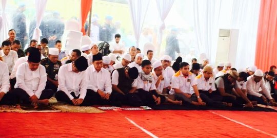 Usai Salat Jumat, Jokowi temui massa aksi di Monas