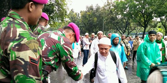 Momen-momen mesra anggota TNI dengan massa usai aksi 212