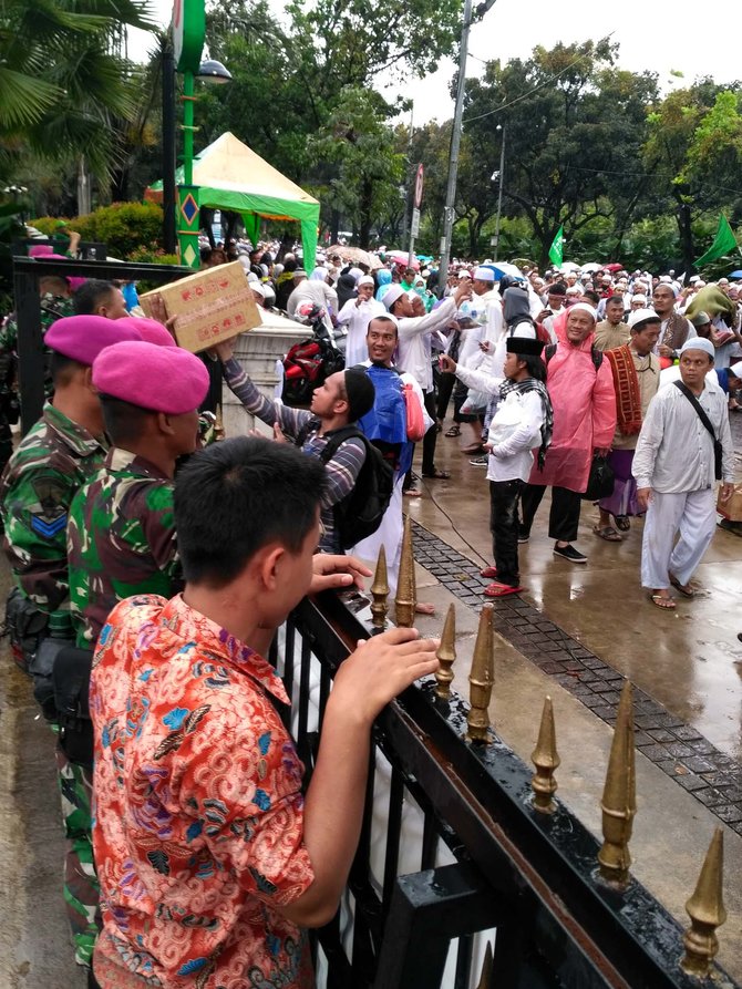 kemesraan peserta aksi damai