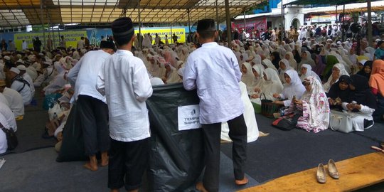 Puluhan santri jadi tim pemungut sampah aksi 2 Desember di Medan