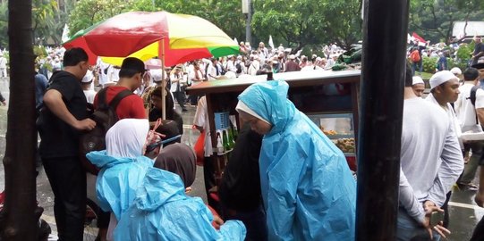 Pendemo diguyur hujan, pedagang bakso kebanjiran pesanan