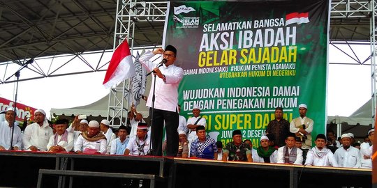 Ribuan warga Makassar ikut aksi gelar sajadah di Lapangan Karebosi