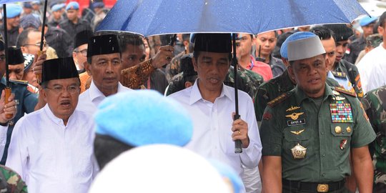 Jokowi laksanakan Salat Jumat bersama massa Aksi Damai 212