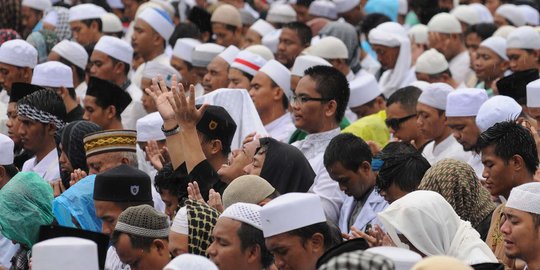 Kekhusyukan massa Aksi Damai 212 gelar Jumatan di tengah hujan