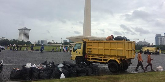 Suasana terakhir di Monas, massa sudah sepi & sampah mulai diangkut