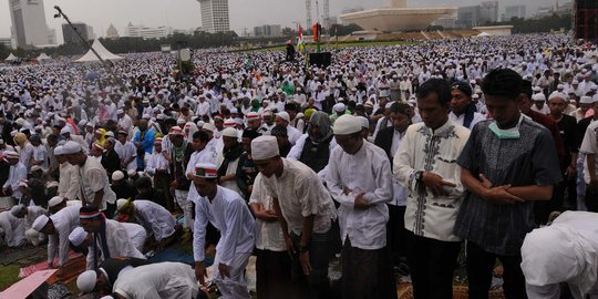 Peserta doa 2 Desember saling ingatkan agar tak injak rumput taman