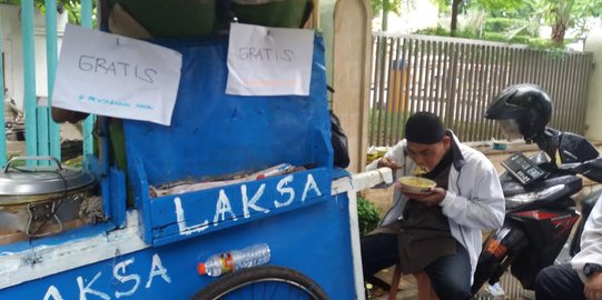 Gratiskan dagangannya, pedagang Laksa diserbu demonstran aksi 2-12