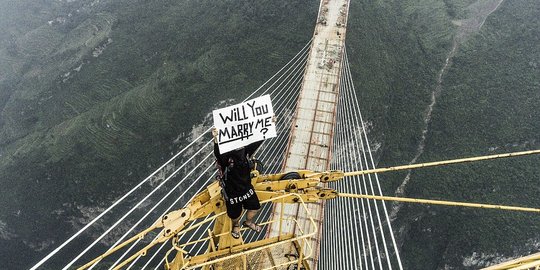 Pria Malaysia lamar kekasihnya dari jembatan tertinggi dunia