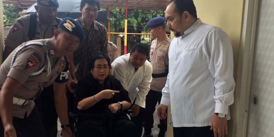 Keluar Mako Brimob, Rachmawati melambaikan tangan ke wartawan