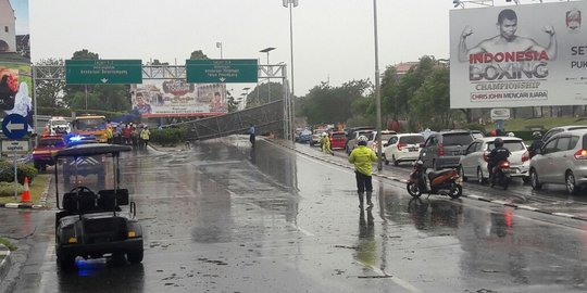 Reklame raksasa roboh, tol Bandara Soekarno Hatta macet