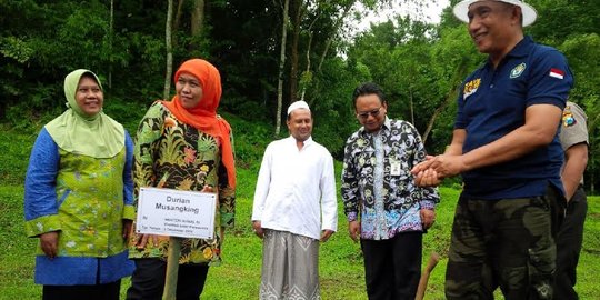 Lestarikan lingkungan, Mensos tanam Musang King si durian langka