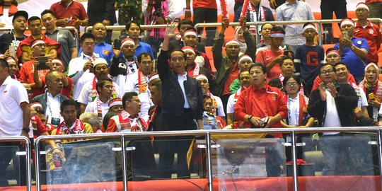 Keseruan Jokowi dukung langsung timnas Indonesia di Pakansari