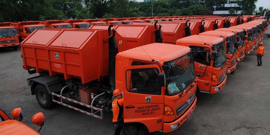 Petugas langsung bersihkan sampah sisa aksi Kita Indonesia