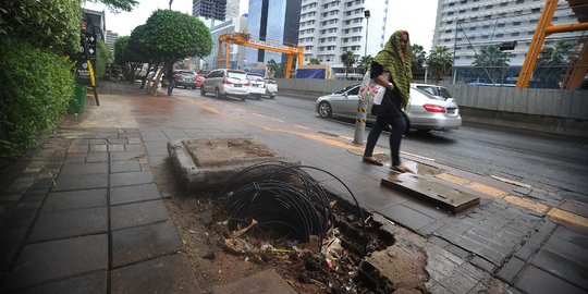 Kondisi trotoar Jalan MH.Thamrin yang merana