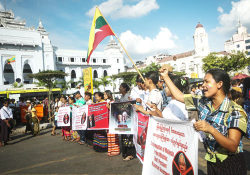 warga myanmar demo mengecam malaysia di yangon
