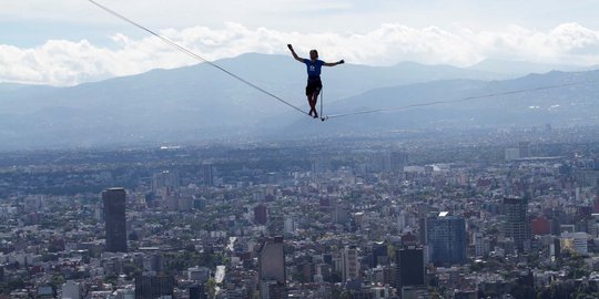 Menantang maut berjalan di atas tali setinggi 246 meter