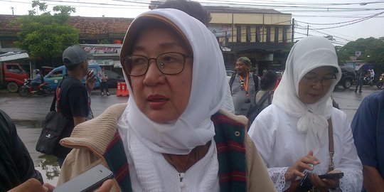 Suami ditahan, istri Sri Bintang Pamungkas bawakan buku bacaan