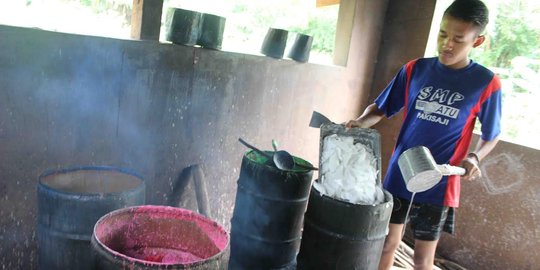 Menengok proses produksi lilin altar di Malang